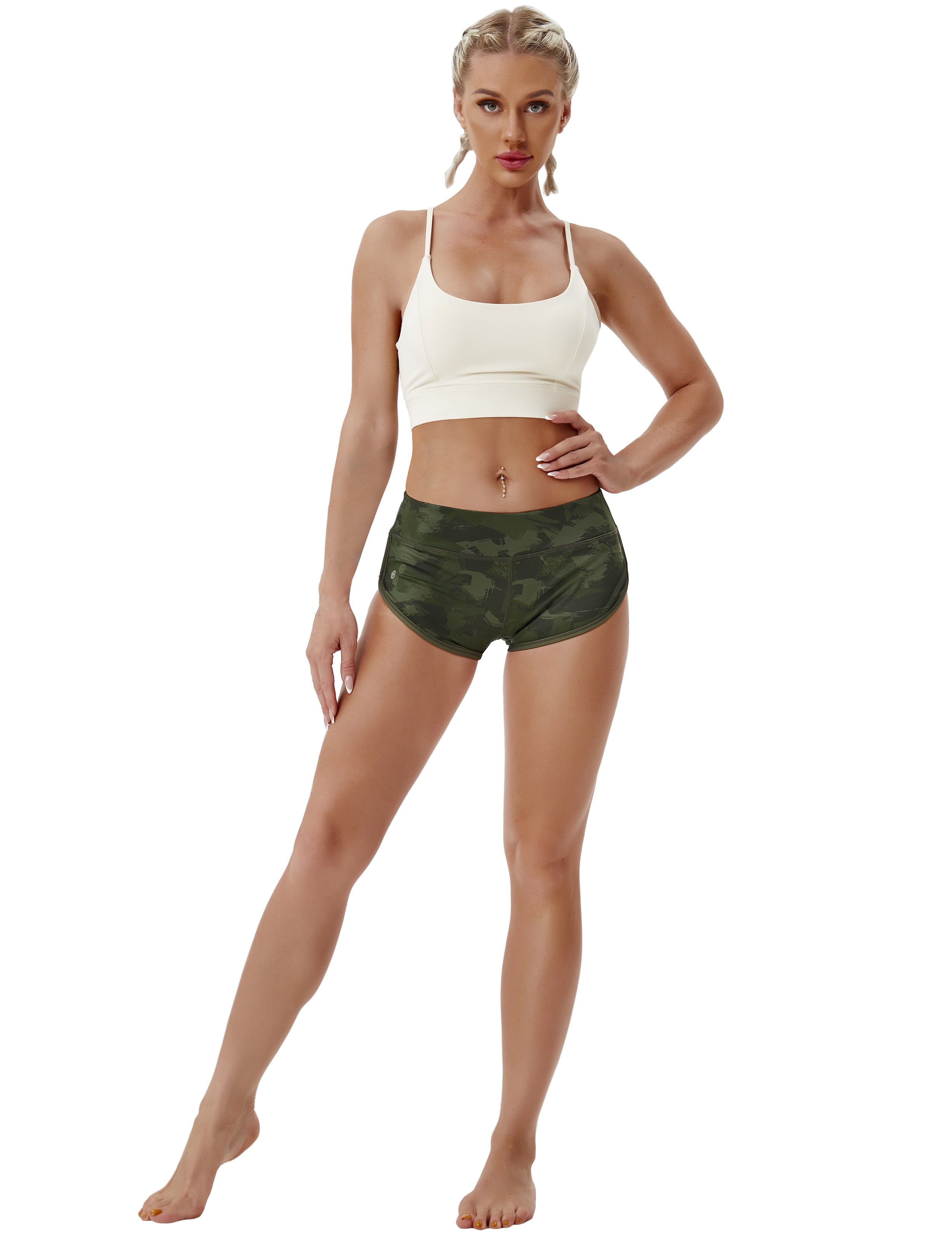 Printed Booty yogastudio Shorts green brushcamo Sleek, soft, smooth and totally comfortable: our newest sexy style is here. Softest-ever fabric High elasticity High density 4-way stretch Fabric doesn't attract lint easily No see-through Moisture-wicking Machine wash 78% Polyester, 22% Spandex