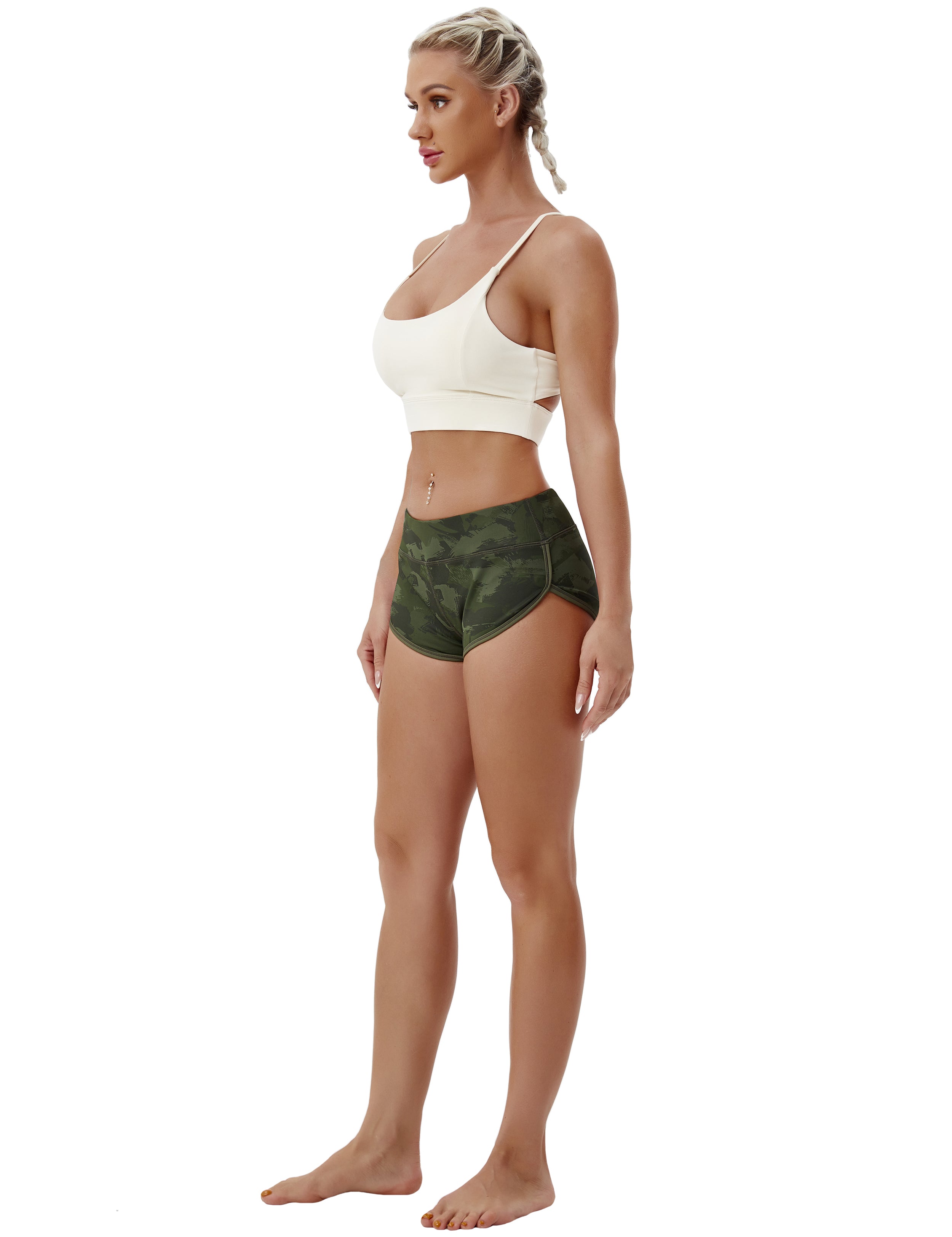 Printed Booty yogastudio Shorts green brushcamo Sleek, soft, smooth and totally comfortable: our newest sexy style is here. Softest-ever fabric High elasticity High density 4-way stretch Fabric doesn't attract lint easily No see-through Moisture-wicking Machine wash 78% Polyester, 22% Spandex